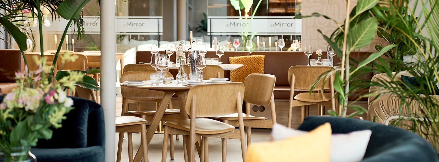 Licht interieur van het restaurant van atMirror